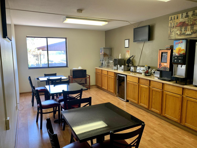 Food & Drinks 5, Econo Inn, Platte