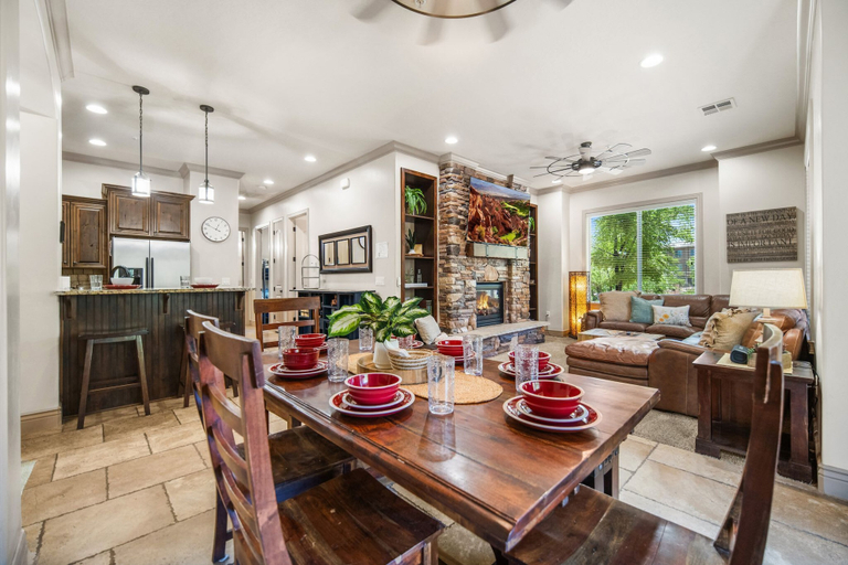 Food & Drinks, Poolside Retreat Directly Across From Pool!, Washington