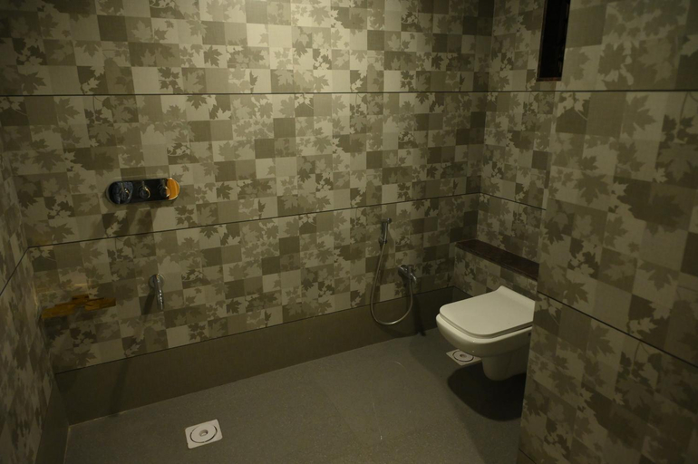 Bathroom 4, HOTEL PARQOTEL, Valsad