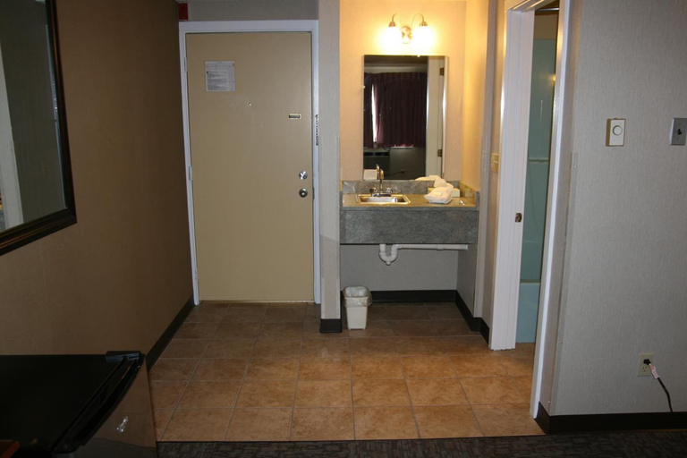 Bathroom 5, Bangor Inn & Suites, Penobscot