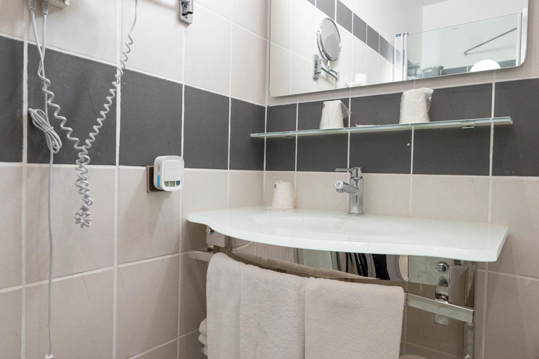 Bathroom 4, Contact Hotel O'Nice Saintes, Charente-Maritime