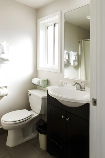 Bathroom, Tri Valley Inn & Suites, Alameda
