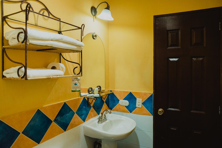 Bathroom 4, Hotel Villa Terra, San Salvador