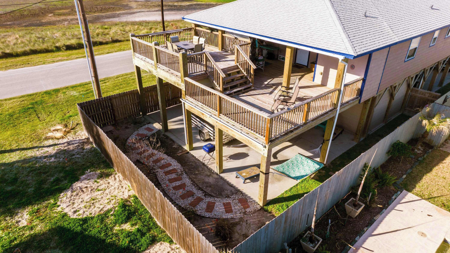 Exterior & Views 2, Spacious & Pet Friendly + Game Room Sleeps 10, Nueces