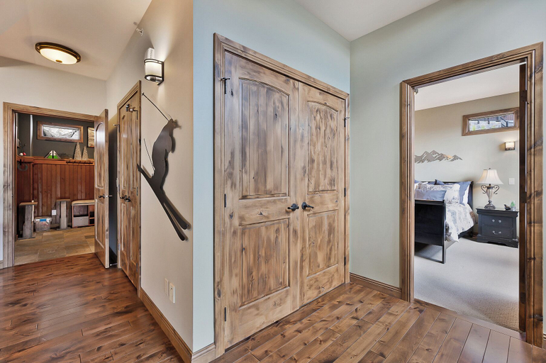 Bedroom, Snow Therapy Chalet Ski In Out & Hot Tub, Kootenay Boundary