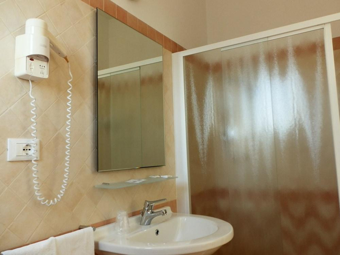 Bathroom 3, Hotel Nautic B&B, Rimini