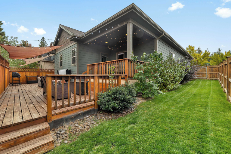 Exterior & Views 2, Hot-tub, Pet-friendly, 30 min to Mt Bachelor!, Deschutes