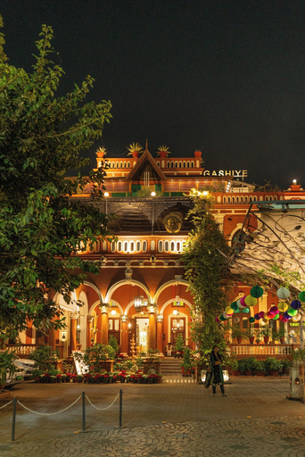 Exterior & Views