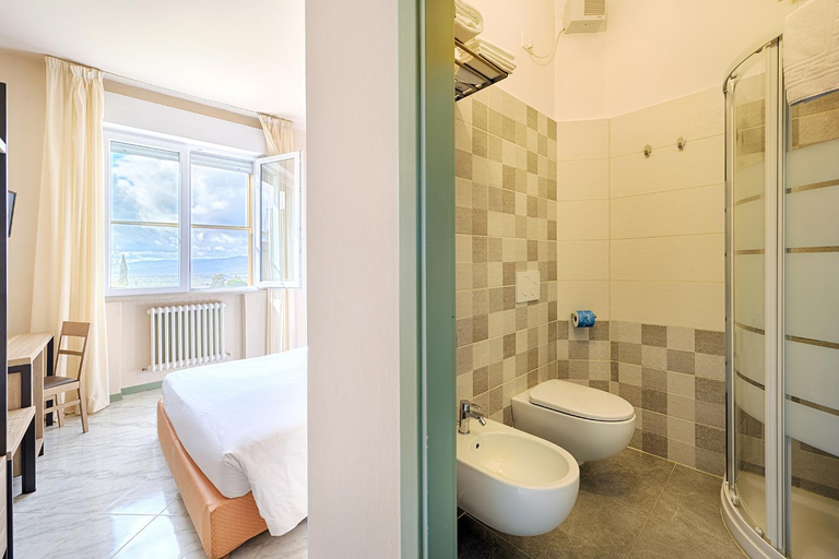 Bathroom 5, Castello, Siena