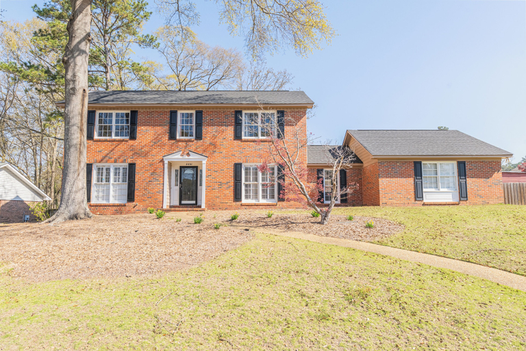 Exterior & Views, Serene Modern Getaway with Pool&games, Muscogee