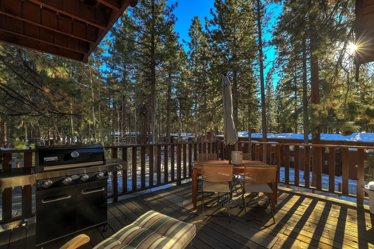 Food & Drinks, Singing Pines in Marla Bay - Walk to Lake!, Douglas