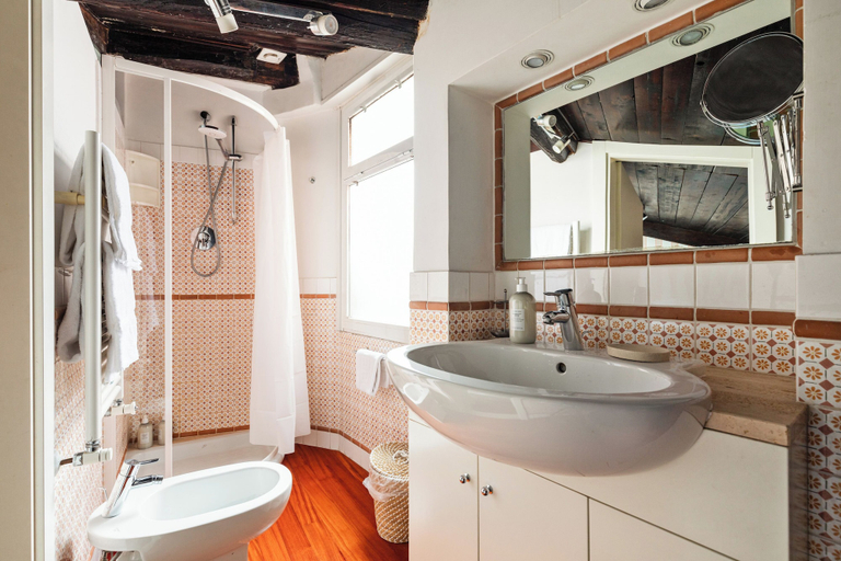 Bathroom 2, Via della Luce Apartments, Rome