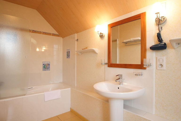 Bathroom 4, L'Armoric Benodet - Logis hotel, Finistère
