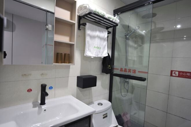 Bathroom 4, Jingjing Hostel, Shanghai