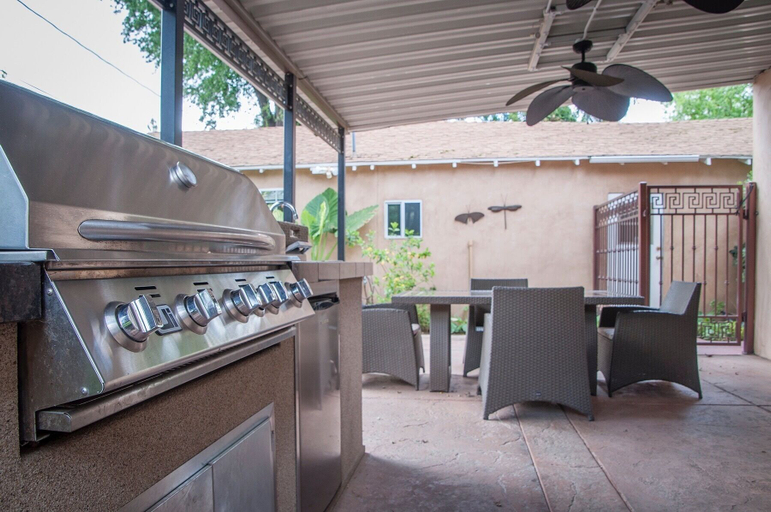 Food & Drinks 4, Group Retreat with Hot Tub & Studio, Tulare