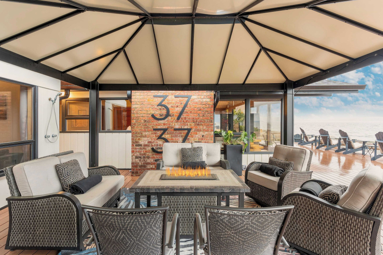 Others 3, Oceanfront w/ Game Room, Fire Pit, Panoramic Views Angels Landing by Avantstay, Island
