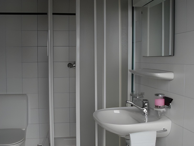 Bathroom 2, Seminarhotel Linde Stettlen, Bern