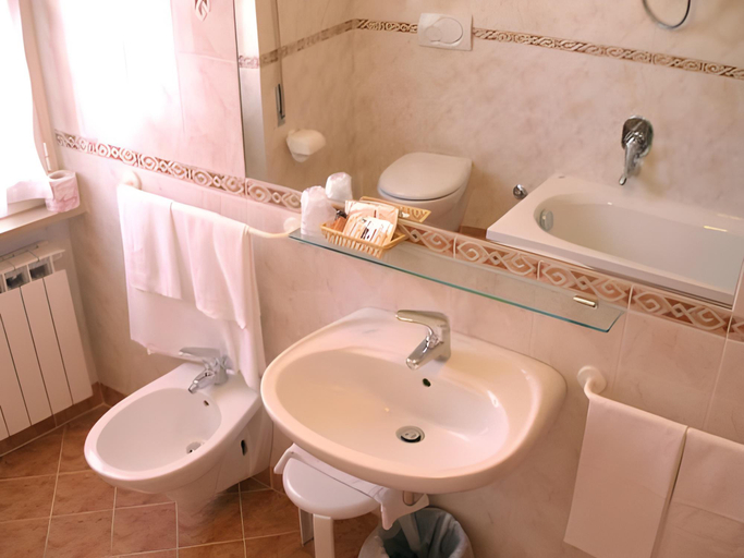 Bathroom 4, Hotel Signa, Perugia