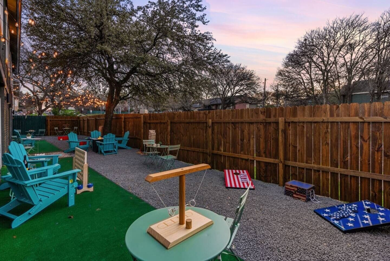 Exterior 5, Fast Wifi Desks SoCo DT Zilker -Pet, Travis