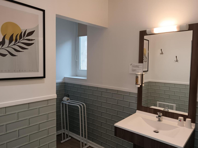 Bathroom 4, Hotel du Chateau, Lot