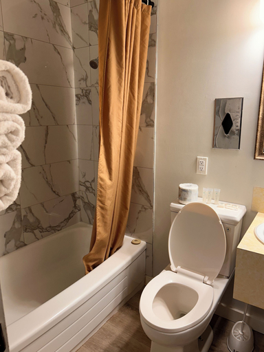 Bathroom 4, Lakecity Inn, Okanagan-Similkameen