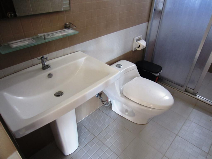 Bathroom, Papakit's Marina and Fishing Lagoon powered by Cocotel, Liloan