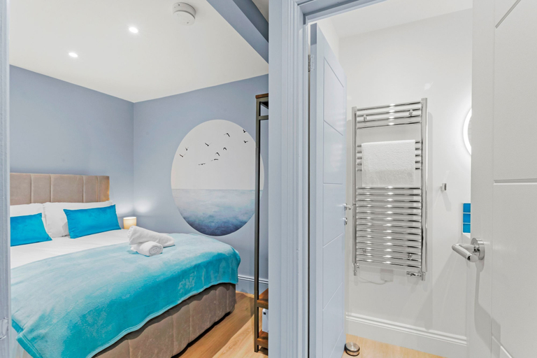 Room 4, Coastal Breeze With Seaview By My Getaways, Brighton and Hove