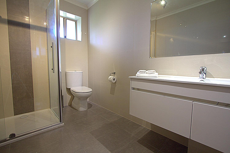 Bathroom 3, Blue Whale Motor Inn & Apartments, Warrnambool