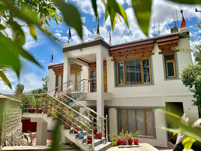 Exterior & Views