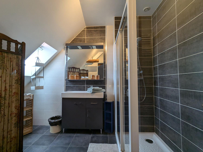 Bathroom 3, Chambre cosy avec coin salon et petit-dejeuner inclus, Indre