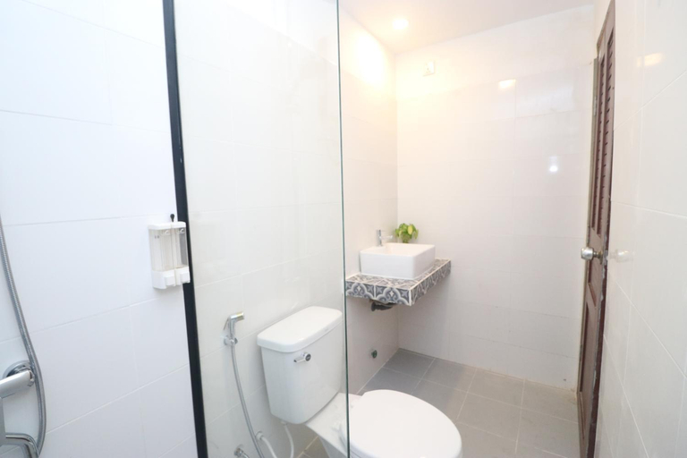 Bathroom 13