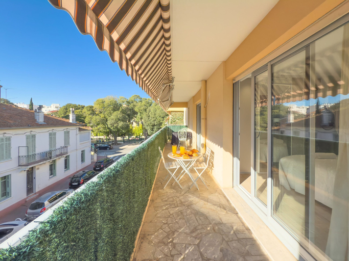 Room 2, 321 Le Marcellin in Cannes, Alpes-Maritimes