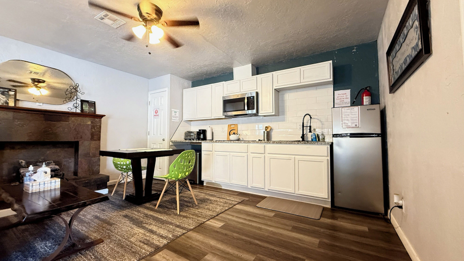 Room 4, Budget-friendly Studio in OKC Private Entry 20-3, Oklahoma