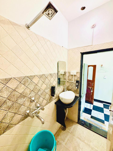 Bathroom 4, Narayana Haveli, Varanasi