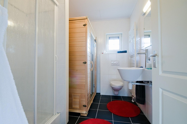 Bathroom 4, Cozy House near River, Wierden