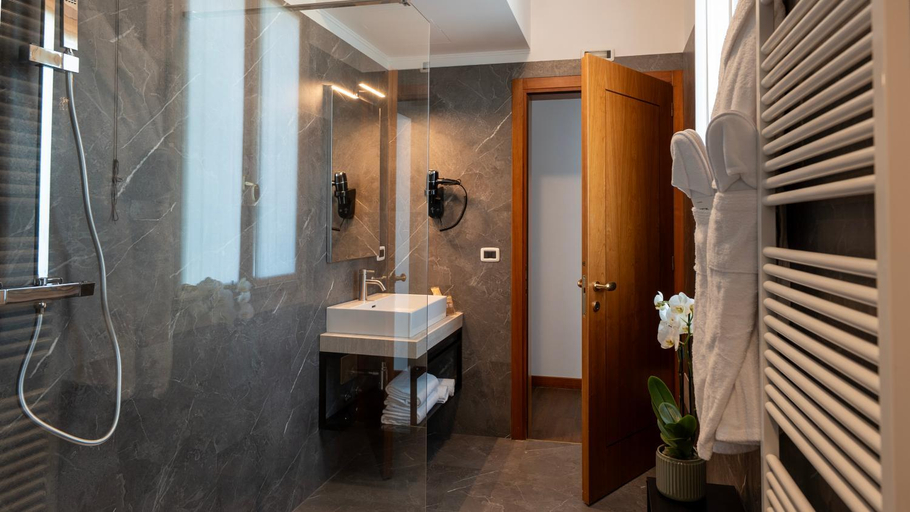 Bathroom 5, Gardone Palace Hotel, Brescia