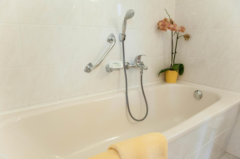 Bathroom 1, Hotel Gondelfahrt, Görlitz
