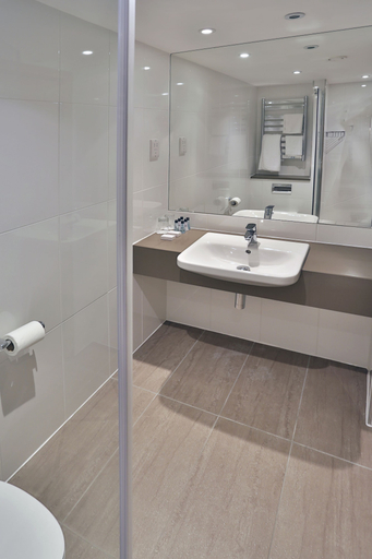 Bathroom 5, Garner Hotel NOTTINGHAM CITY CENTRE by IHG, Nottingham