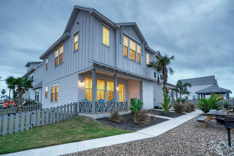 Exterior & Views 2, Newly Built, Pool, Walk to Old Town Eats+marina Shorely Goodness by Avantstay, Nueces