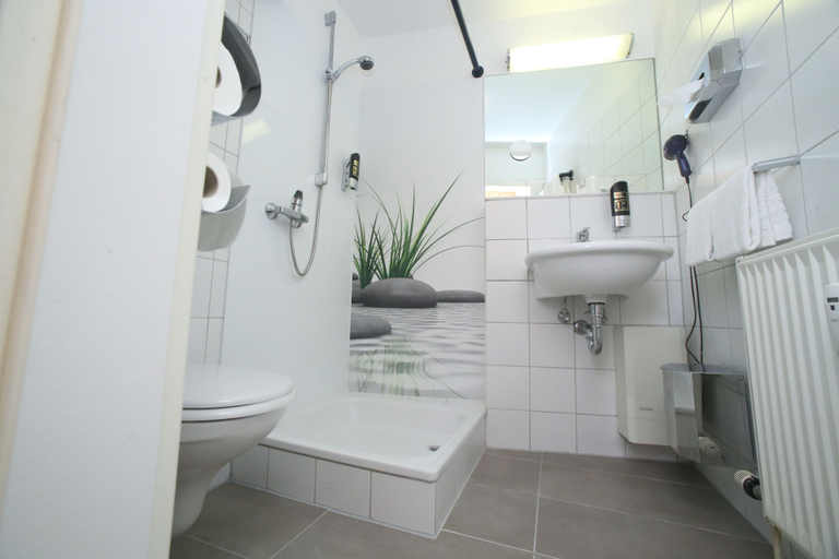 Bathroom 4, Asgard Hotel, Worms