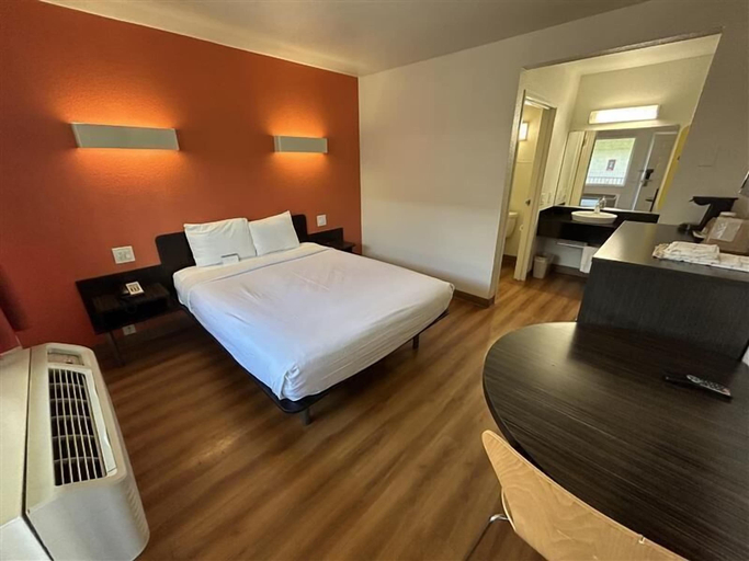 Bedroom 2, Studio 6 Suites - Riverside, Ca, Riverside