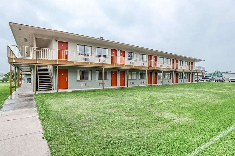 Exterior & Views 2, Studio Suites, Bexar