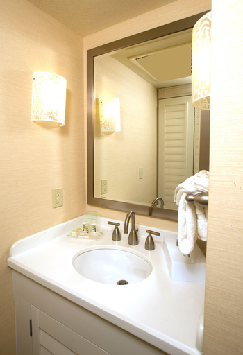 Bathroom 5, DoubleTree by Hilton San Diego Bayside, San Diego