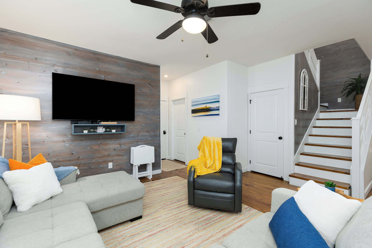 Others 2, Comfy 3bdr Right in Town Sleeps 10, Nueces