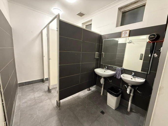 Bathroom 5, Wallaby Backpackers Hostel Perth - note - Valid passport required to check in, Perth