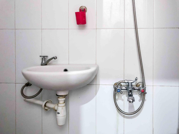 Bathroom 16