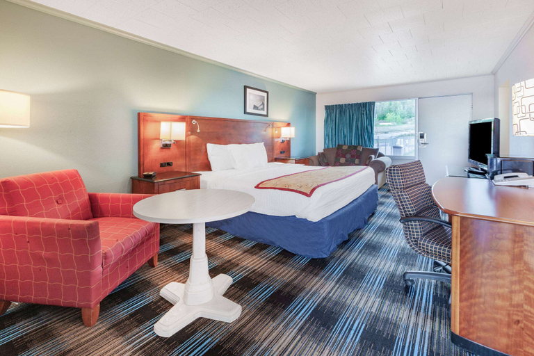 Bedroom 4, Days Inn & Suites by Wyndham St. Ignace Lakefront, Mackinac