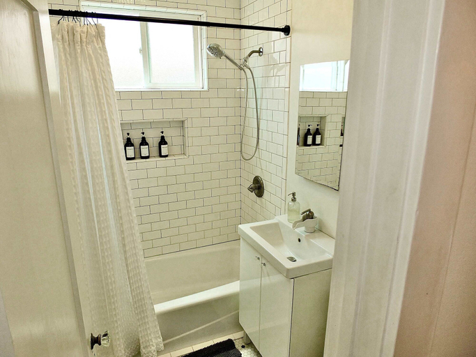 Bathroom, Long Beach Breeze Dreamy 2 BDR, Los Angeles