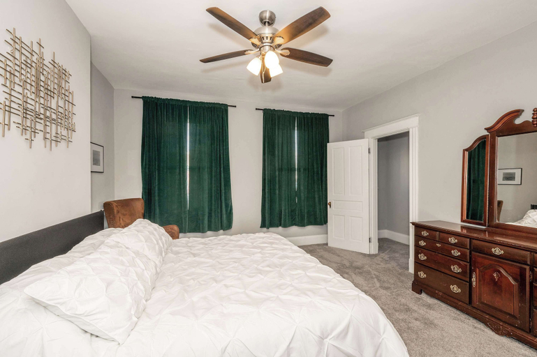 Bedroom, Main St King Suite Near Cincy + Dining, Kenton