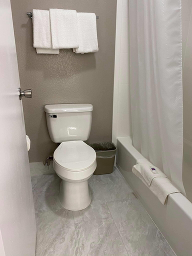 Bathroom 3, Motel 6 Tulsa, OK - CENTRAL, Tulsa